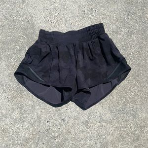 Lululemon - Hotty Hot Low-Rise Lined Short 2.5" Black Camo